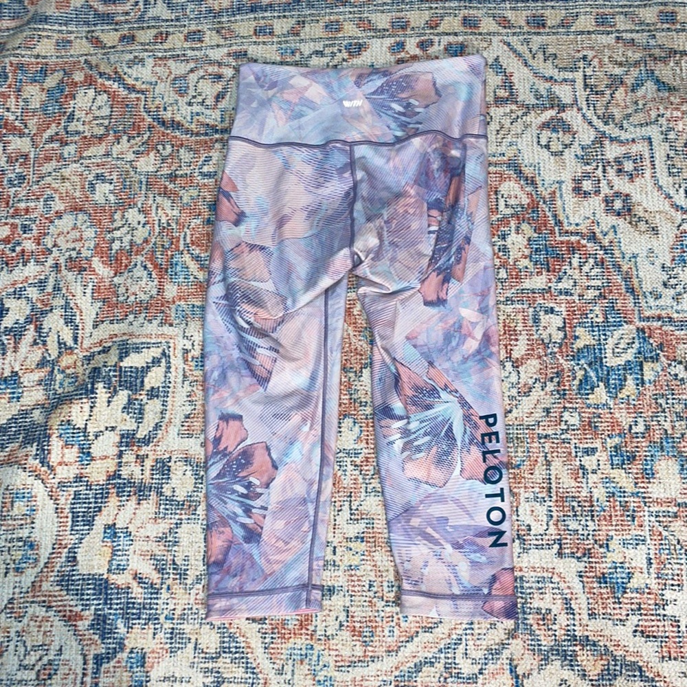 WITH Wear It To Heart x Peloton Cropped Leggings SZ M EUC - Picture 2 of 3